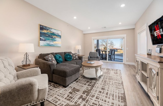♛ 539 Bay St ⁀➷ Luxury Downtown 2BDR Lake View 1st Floor Condo steps from Beach ➠ 102W