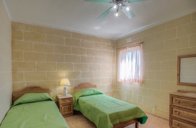 Modern 3rd floor penthouse + air conditioning in a perfect location in Victoria