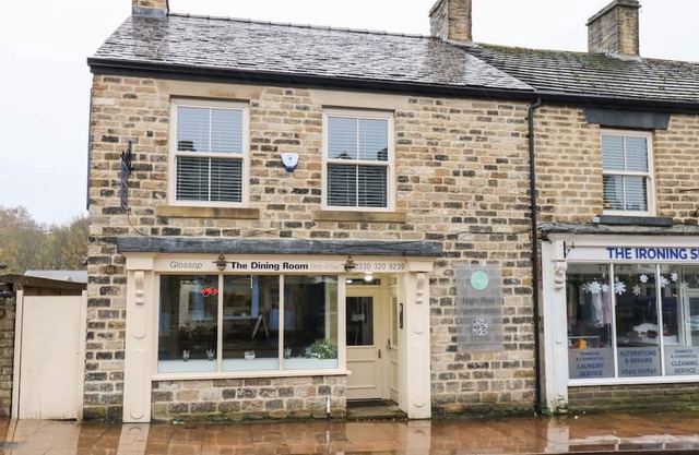 MOSSY LEA, character holiday cottage in Glossop