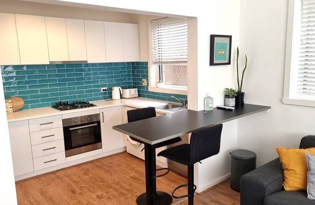 Chic central St Kilda 2 bed 8 mins walk to beach