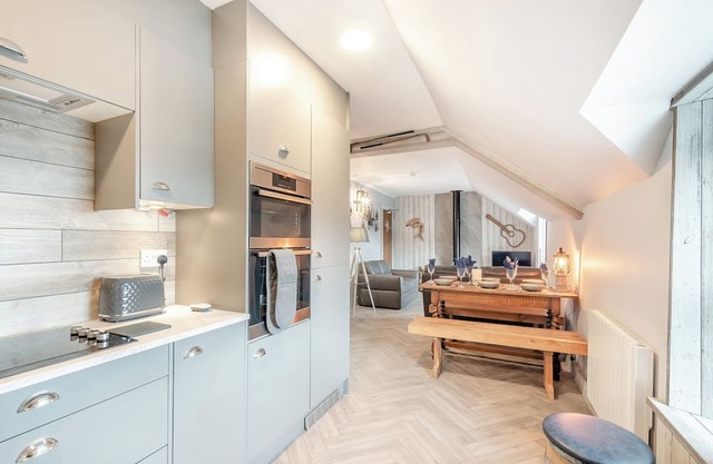 Harbour View is a gorgeous first floor, coastal apartment situated on the edge of the harbour with s