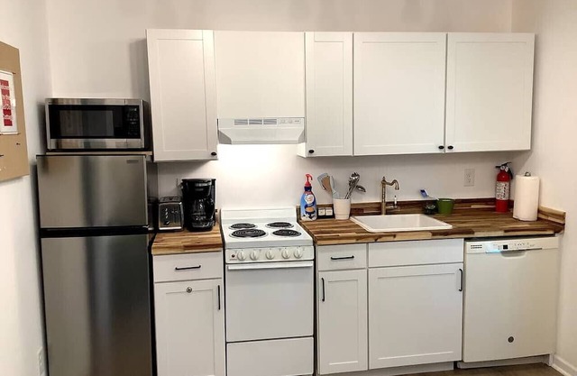 Red Door Retreat:Low Pet Fee Tiny Home Near Dwntwn