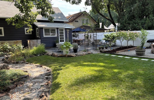 Cozy cottage with historic charm steps from Lake Coeur d’Alene!