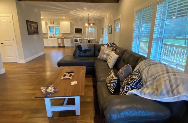 Close to trails & town but quiet and peaceful! Exceptionally clean 3br home