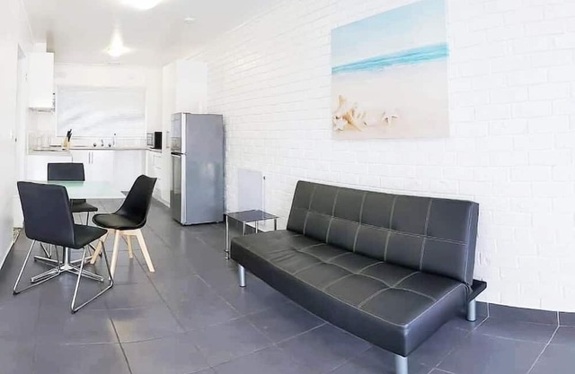 {Promo!} Next to Train Station, FREE WIFI!