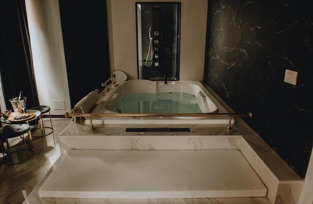Royalroom-relaxing Spa and Luxury Apartment