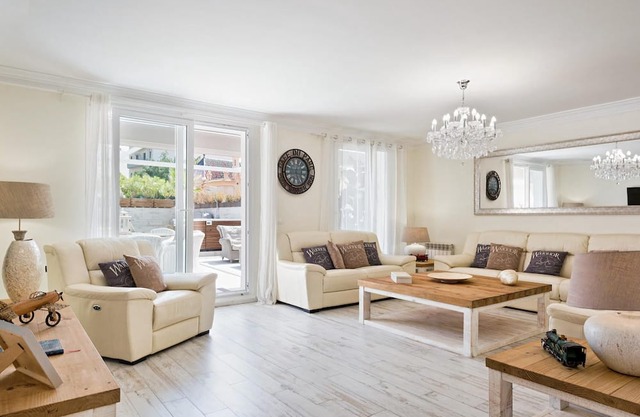 Sitges Centre Mediterranean Apartments-5 bed/4 bath/Jacuzzi-Sleeps up to 11