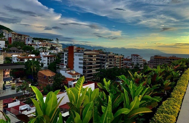 Huge Upscale 1 BD at Pavilion!