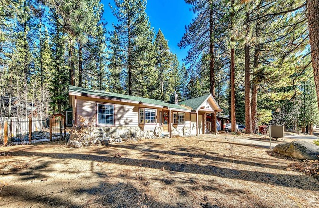 The Lazy Bear's Den-guests love the backyard, family room and location!