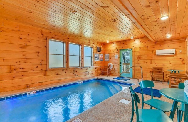 🎉 PRIVATE Indoor👙Pool w/ FIRE PIT 🔥& Room for 18 Guests!