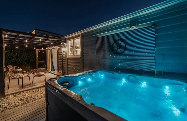 Peaceful City Cottage + HOT TUB