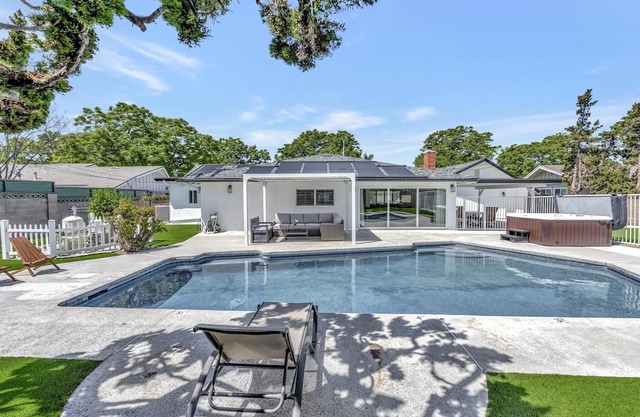 New Cheerful Stylish Villa - Pool, Spa, Mini Golf, Fire pit, Walk to Disneyland