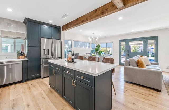 LUXURY 2bdrm Townhome- Close2️⃣Beach & Main St! E-bikes! Pet friendly!