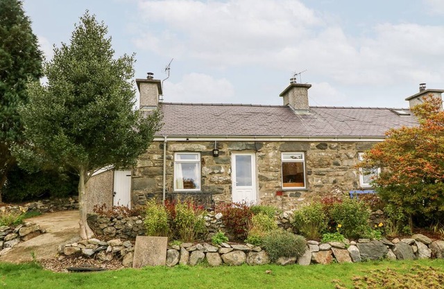 3 TAN Y COED, pet friendly, character holiday cottage in Tremadog
