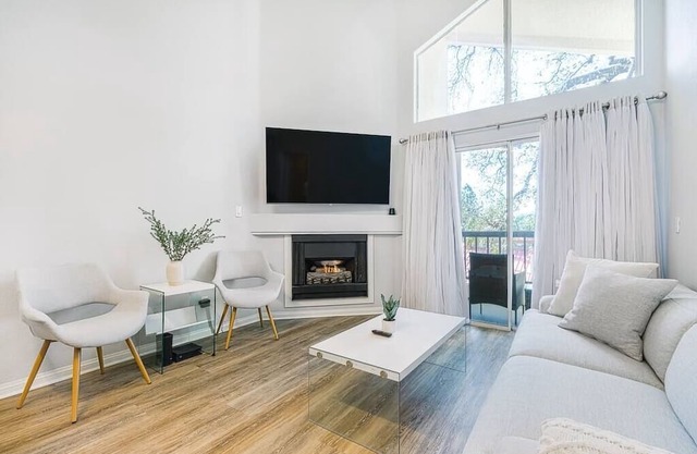 Tech-Friendly One Bedroom Condo!