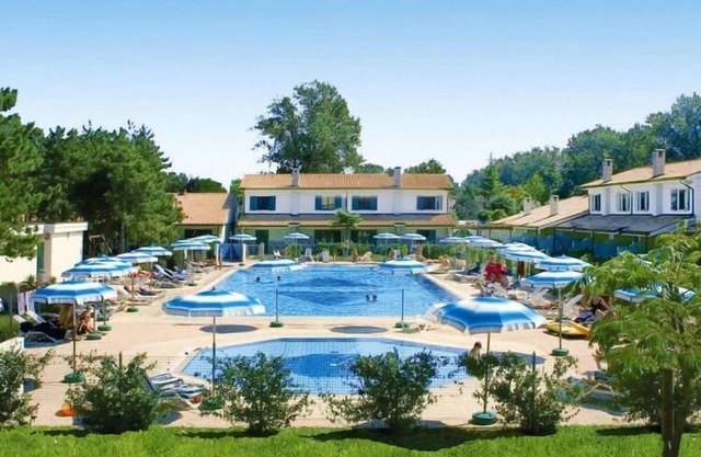 Terraced house in the Ca' del Pino holiday complex with communal pool in Bibione