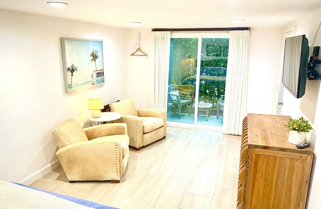 Easy 10 minute walk to Butterfly Beach and shops