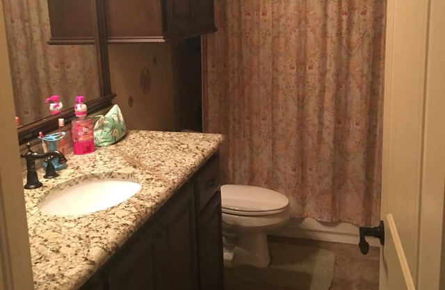 Dormitorio en una hermosa casa cerca de OU o OKC