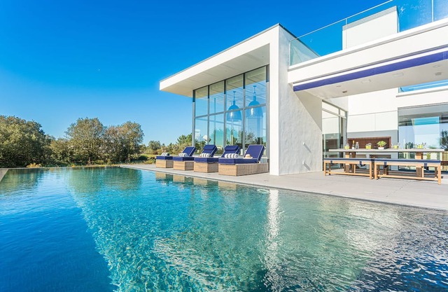 Luxurious contemporary villa in Quinta do Peru Golf Resort