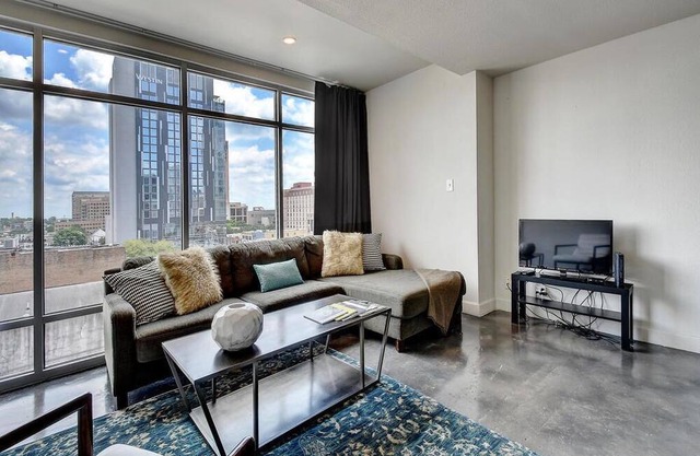 The Littlefields by Lodgewell, Stylish Loft, Downtown Views