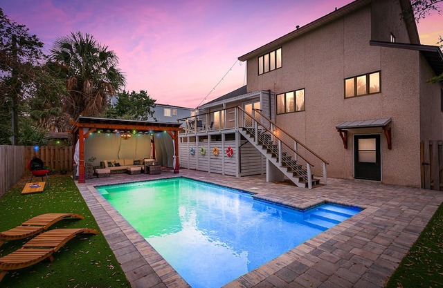 Marsh Front Beach House con piscina privada, para 12 personas en East Beach, a 2 cuadras del acceso a la playa