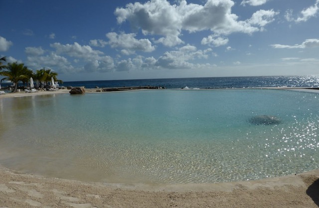 DIRECTLY ON THE CARIBBEAN SEA, 3 ROOM APARTMENT, GARDEN & POOL & DIRECT ACCESS TO THE SEA!