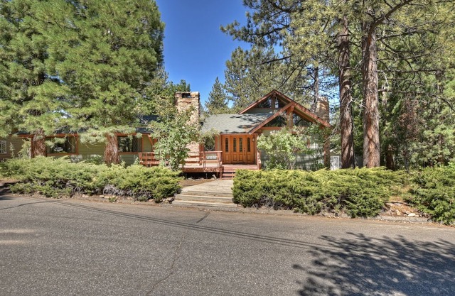 Crystal Lake Inn by Destination Big Bear : Pool Table! Foosball! Air Hockey! Master Suite! Deck! BBQ!