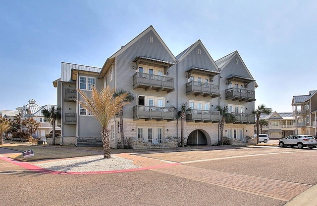 Customized Condo w/ Designer Details@Cinnamon Shore w/ Great Amenities!