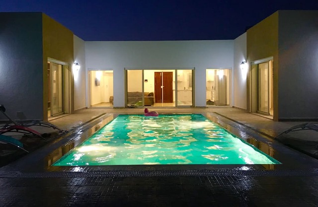 Bellle villa en forma de U con piscina sin vecinos