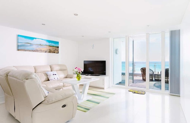 25 Rocklands-Modern apartment with spectacular ocean views, large private terrace. Secure parking