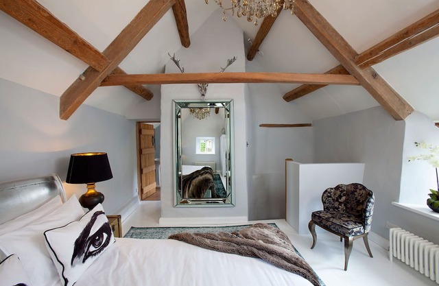 Idyllic Cotswolds Cottage in Secluded Riverside Setting in unspoilt Winson