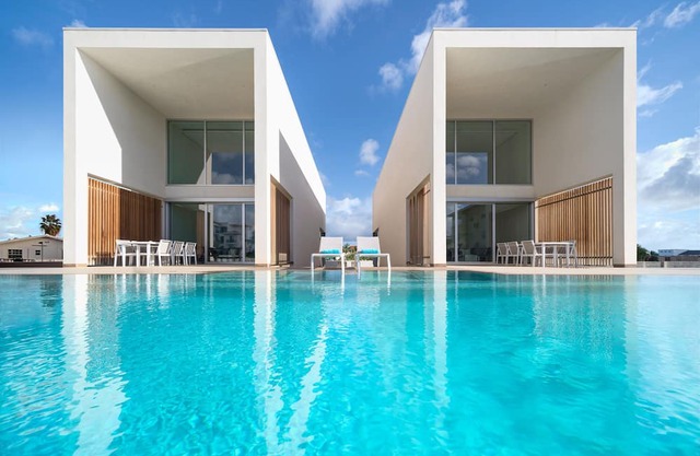 CARAIBAS villa de diseño de vacaciones con aire acondicionado y piscina de entrenamiento de 20 m.