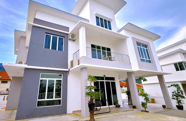 Spacious Villa ❃ 3 floors/6br/6.5ba