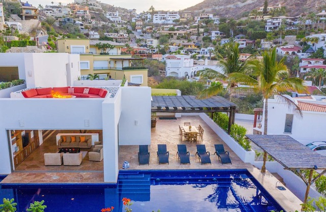 Villa moderna y espaciosa con vista al mar, piscina enorme, a 2 cuadras del puerto deportivo