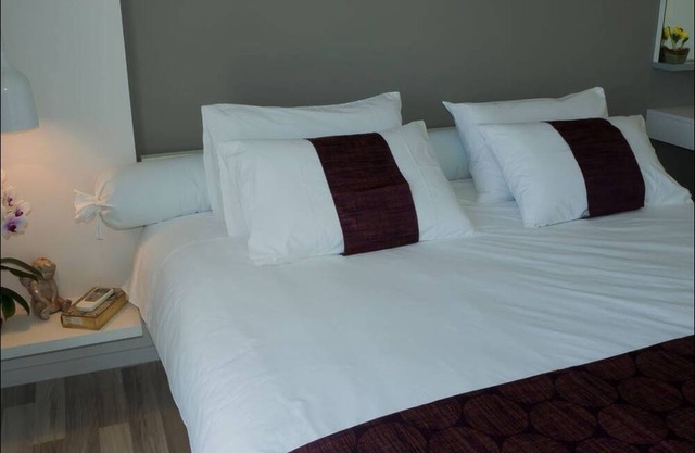 FULLY FURNISHED TOP FLOOR NEAR THE CITY