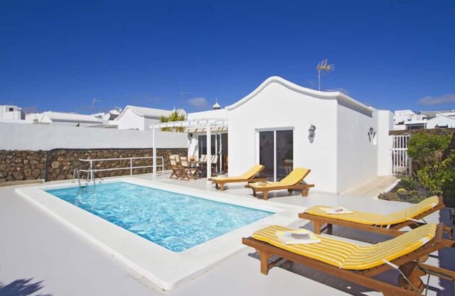 Villa de vacaciones independiente con piscina privada y climatizada, TV vía satélite, WiFi y barbacoa
