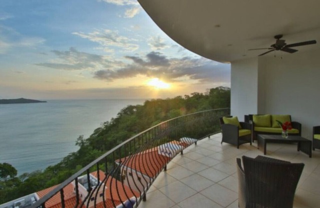 Playa Flamingo: 2 BR condo with great ocean views - FLAMINGO TOWERS 25