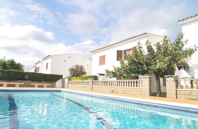 House with community pool and tennis to 500 meters from the beach