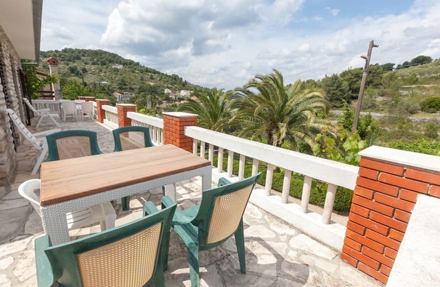 Apartment Star - with swimming pool: A1(4) - Stomorska, Island Solta, Croatia