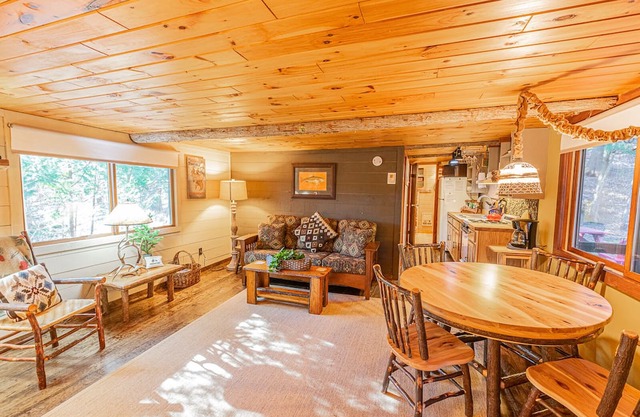Cabina de pesca para todas las estaciones en el lago Colby, lago Saranac