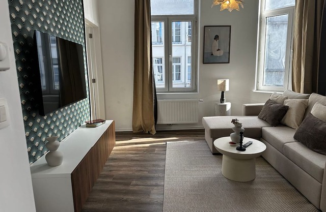Stylish 1BR plus LR Apt Ghent Castle
