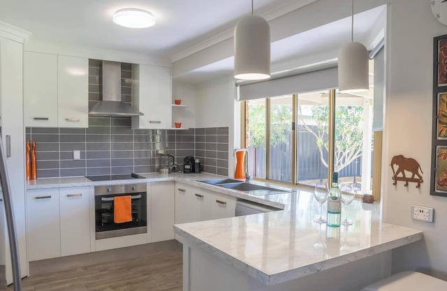 Stays With Ripley 3 Minutes Drive to Hospital and Beach Pet Friendly