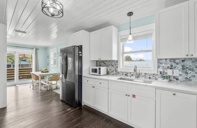 Newly Renovated 2 Bedroom Beach House Free Parking