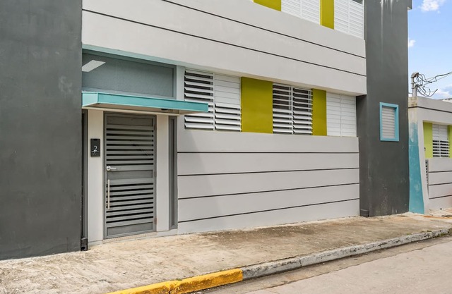 Modern 2 BR Apt Great Location Smart TV AC