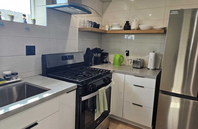 Spacious 2BR modern living in Central Eastside location