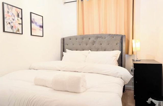 2 Bed - Sleeps 4 - Free Parking - 5 Min to Centre