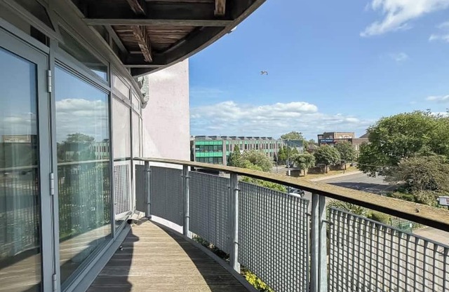 Flat - Sleeps 4 - Parking - Balcony - Pet Friendly