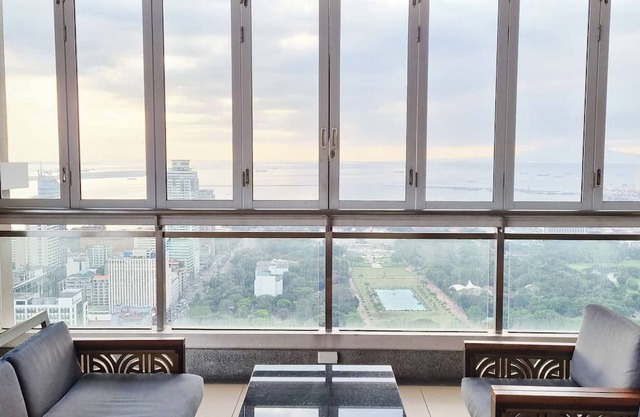 2BR Cozy & Spacious Family Condo, Great View & Karaoke At Torre De Manila