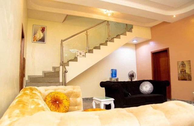 Luxury 4 BR Apt w Parking, Hot Tub, Magodo Estate