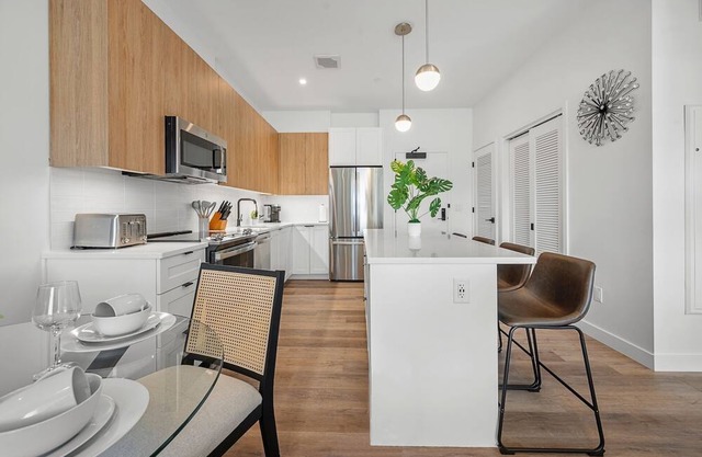 Luxury 2bd/2ba Next to the Airport 9818